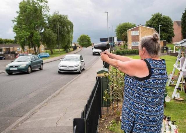 英国诺丁汉妇人手持电吹风装成测车速阻吓超速者