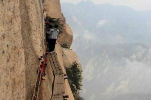 世界上最危险的道路，华山长空栈道脚下是万丈深渊