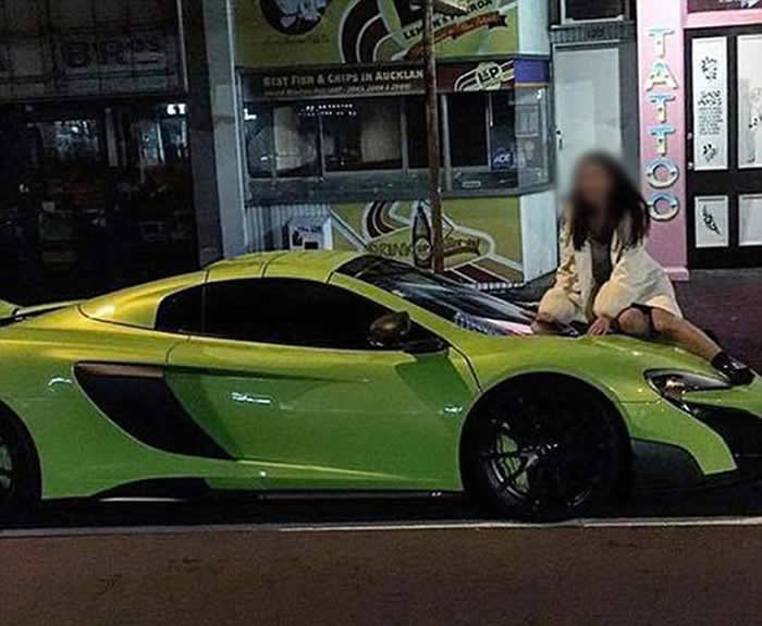 新西兰华裔女穿高跟鞋爬超级跑车麦拿伦McLaren 675LT Spider拍照 车主怒斥滚下来