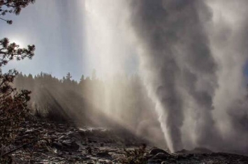 美国黄石国家公园蒸汽船间歇泉喷发并不是火山喷发的前兆