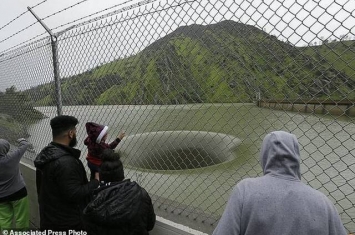 美国加州久旱后终于降暴雨 伯耶萨湖出现巨型漩涡黑洞