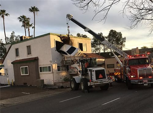 离奇车祸堪比现实版极品飞车，汽车腾空飞起插进房子二楼