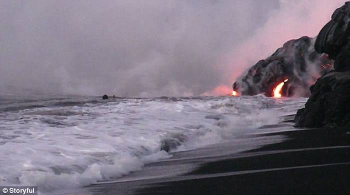 火山岩浆流入海中 美国夏威夷男子旁边游泳自拍