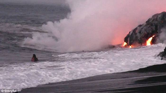 火山岩浆流入海中 美国夏威夷男子旁边游泳自拍