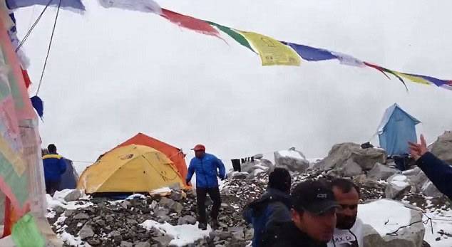 尼泊尔大地震引发珠穆朗玛峰雪崩 登山客拍下的恐怖一刻曝光