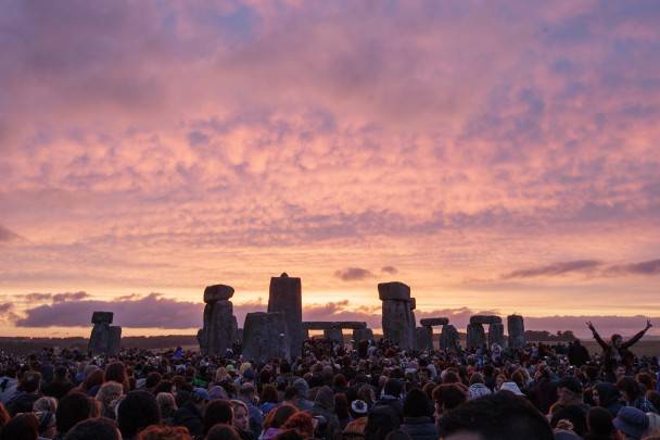 3万人涌至英国著名巨石阵赏夏至日出