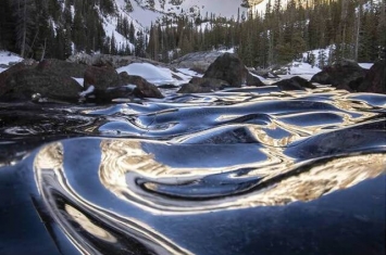 美国落基山国家公园的梦之湖（Dream Lake）湖面出现“冰冻浪花”