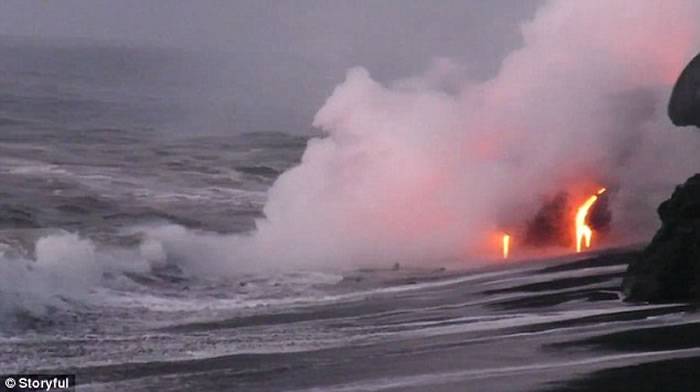 火山岩浆流入海中 美国夏威夷男子旁边游泳自拍