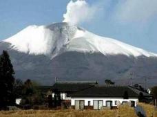 富士山酒店灵异事件，旅客半夜梳头遭遇镜子鬼（被吓傻）