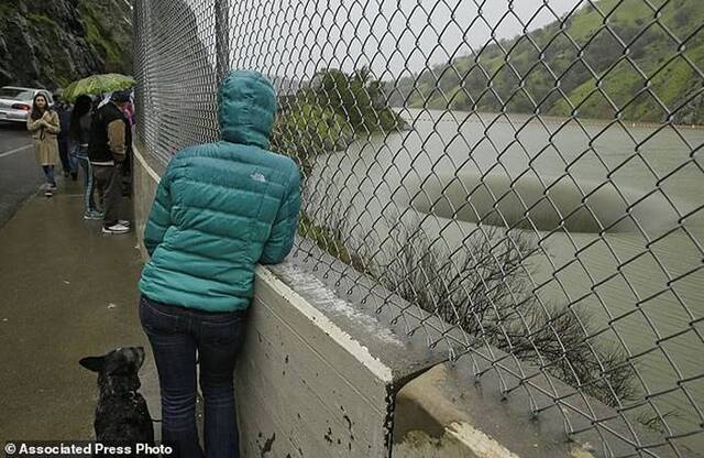 美国加州久旱后终于降暴雨 伯耶萨湖出现巨型漩涡黑洞