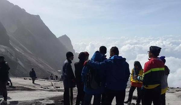 马来西亚沙巴地震：神山美景驴耳峰震碎