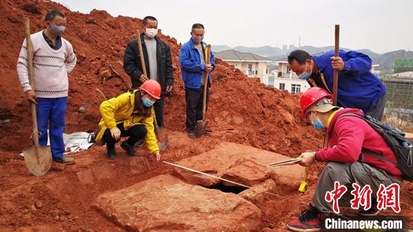 四川德阳一工地发现明代石室墓 出土明代青花碗和谷仓罐