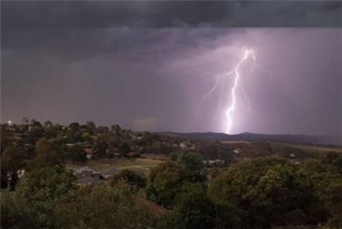 秀恩爱死得快？情侣雨天公园看闪电，结果被雷劈一死一伤