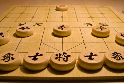 为何象棋中的帅与将不能见面?看看那条河就知道了