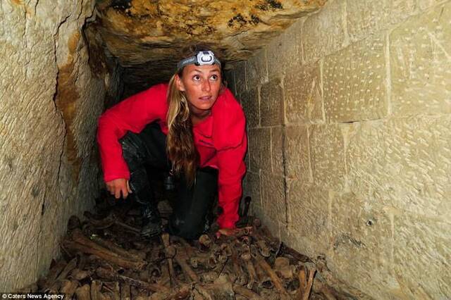 美国夏威夷女子Alison Teal到法国巴黎世界最大坟墓地下墓穴Catacombs中畅泳