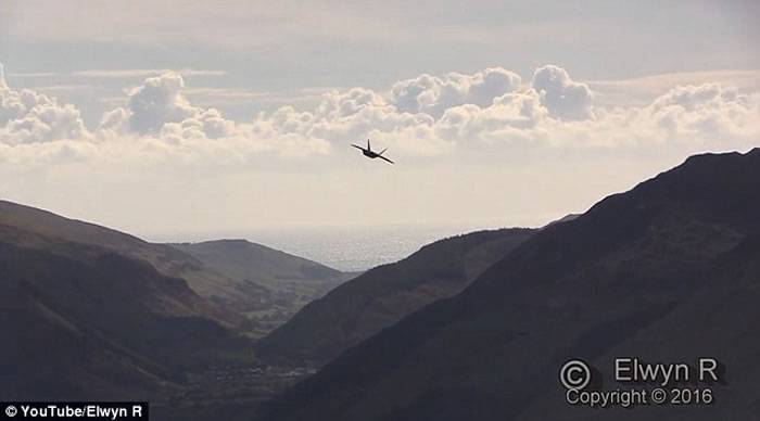 美军F-22低空飞越英国威尔斯著名山谷“Mach Loop”展优越性能