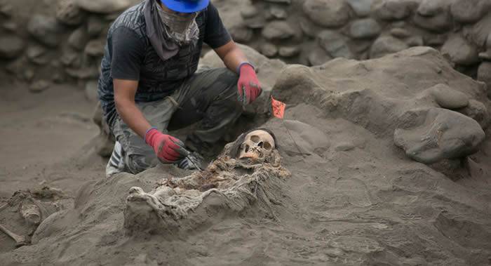 考古学家在秘鲁1900年历史墓地出土有“多余”肢体的人类骸骨