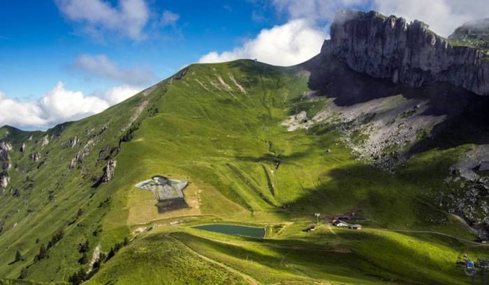 法国艺术家Guillaume Legros在瑞士山丘绘制全球最大草地绘画