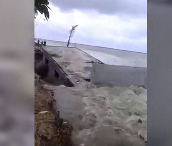 印度海边小屋毫无先兆地瞬间下沉消失在大海之中