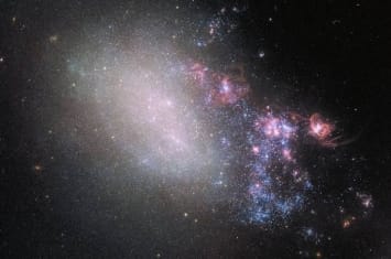 哈勃太空望远镜摄下猎犬座不规则星系NGC 4485与相邻NGC 4490茧星系碰撞