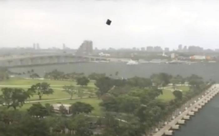 美国佛州狂风暴雨 刮走大型家俬满天飞