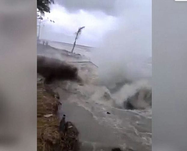 印度海边小屋毫无先兆地瞬间下沉消失在大海之中