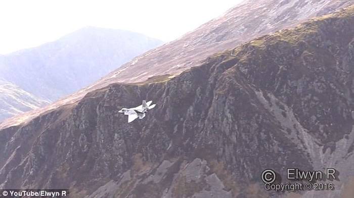 美军F-22低空飞越英国威尔斯著名山谷“Mach Loop”展优越性能