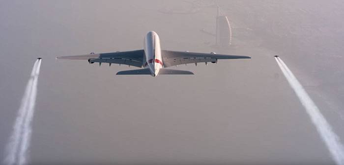 阿联酋迪拜两名喷射人与空客A380一同在4000英尺高空齐飞