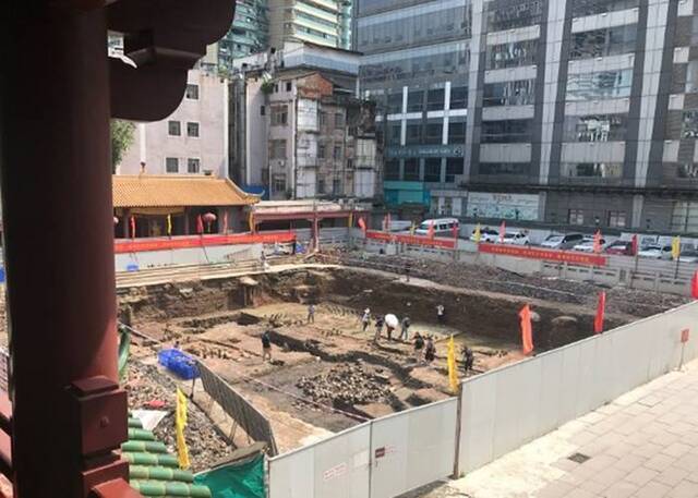 暴雨连场后广州市越秀区大佛寺南院考古现场发现百多件晚唐陶器