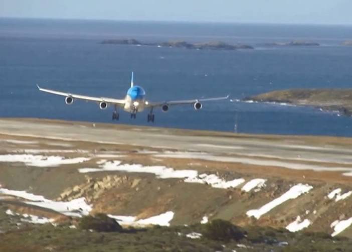 跑道吹强烈侧风 阿根廷航空客机危险降落