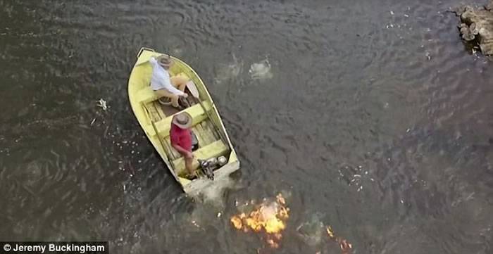 澳洲昆士兰河流Condamine River满布易燃甲烷 点燃后一片火海