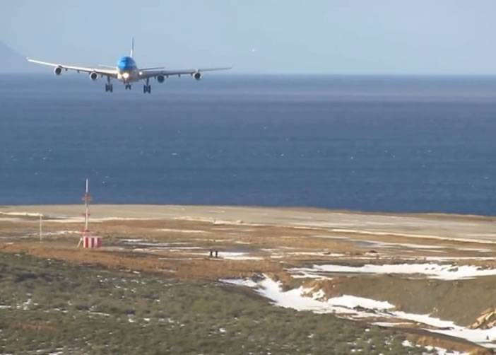 跑道吹强烈侧风 阿根廷航空客机危险降落