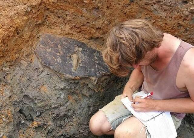 英国莱斯特郡出土以树皮制作有2400年历史的盾牌 出自铁器时代凯尔特人之手