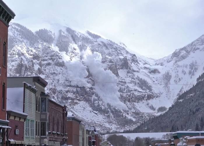 美国科罗拉多州小镇特柳赖德炸山 人工雪崩好壮观