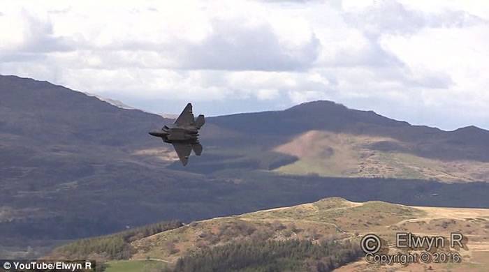 美军F-22低空飞越英国威尔斯著名山谷“Mach Loop”展优越性能