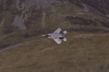 美军F-22低空飞越英国威尔斯著名山谷“Mach Loop”展优越性能