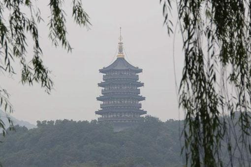 雷峰塔是谁修建的?雷峰塔和白蛇有关系吗?