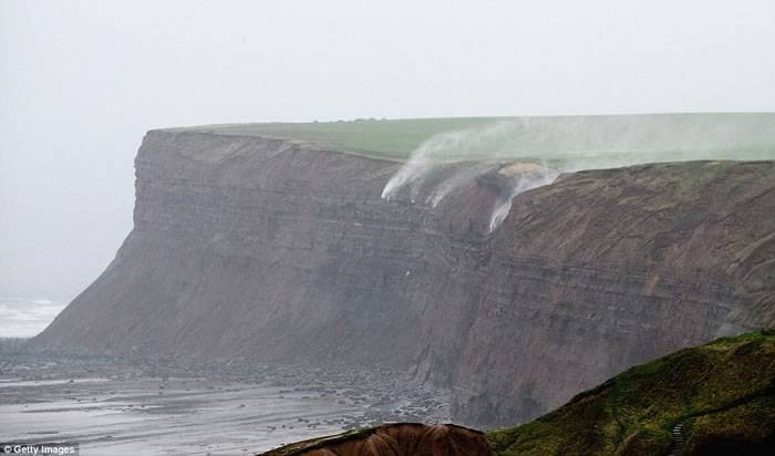 英国约克郡海边悬崖狂风将雨水吹回的震撼瞬间