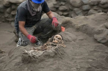 考古学家在秘鲁1900年历史墓地出土有“多余”肢体的人类骸骨